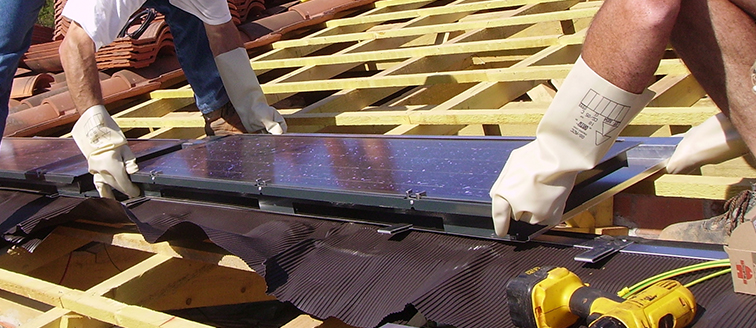 Pose de panneaux photovoltaïques pour une maison autonome