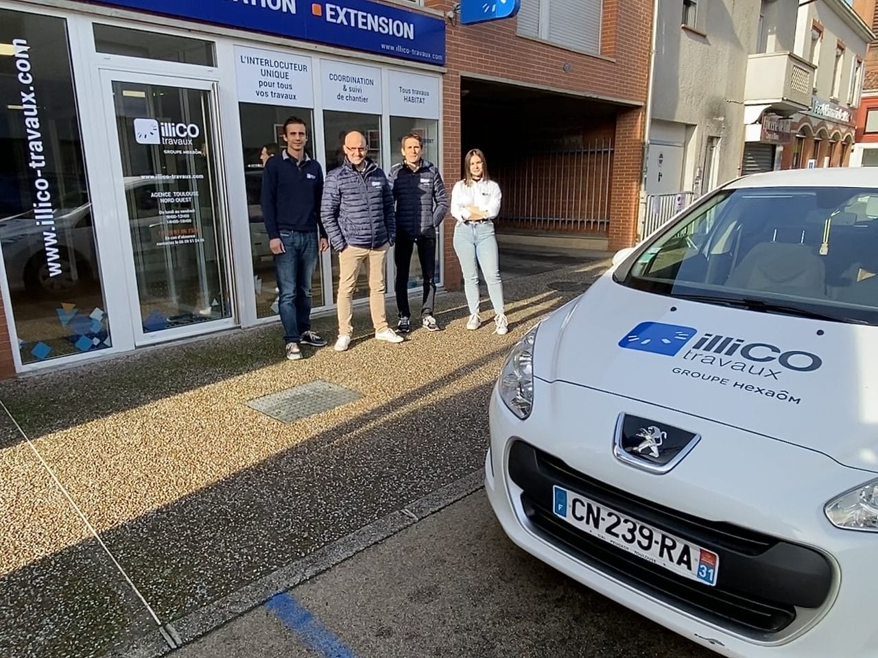 Agence illiCO travaux Toulouse Nord Ouest : agence extérieur équipe voiture