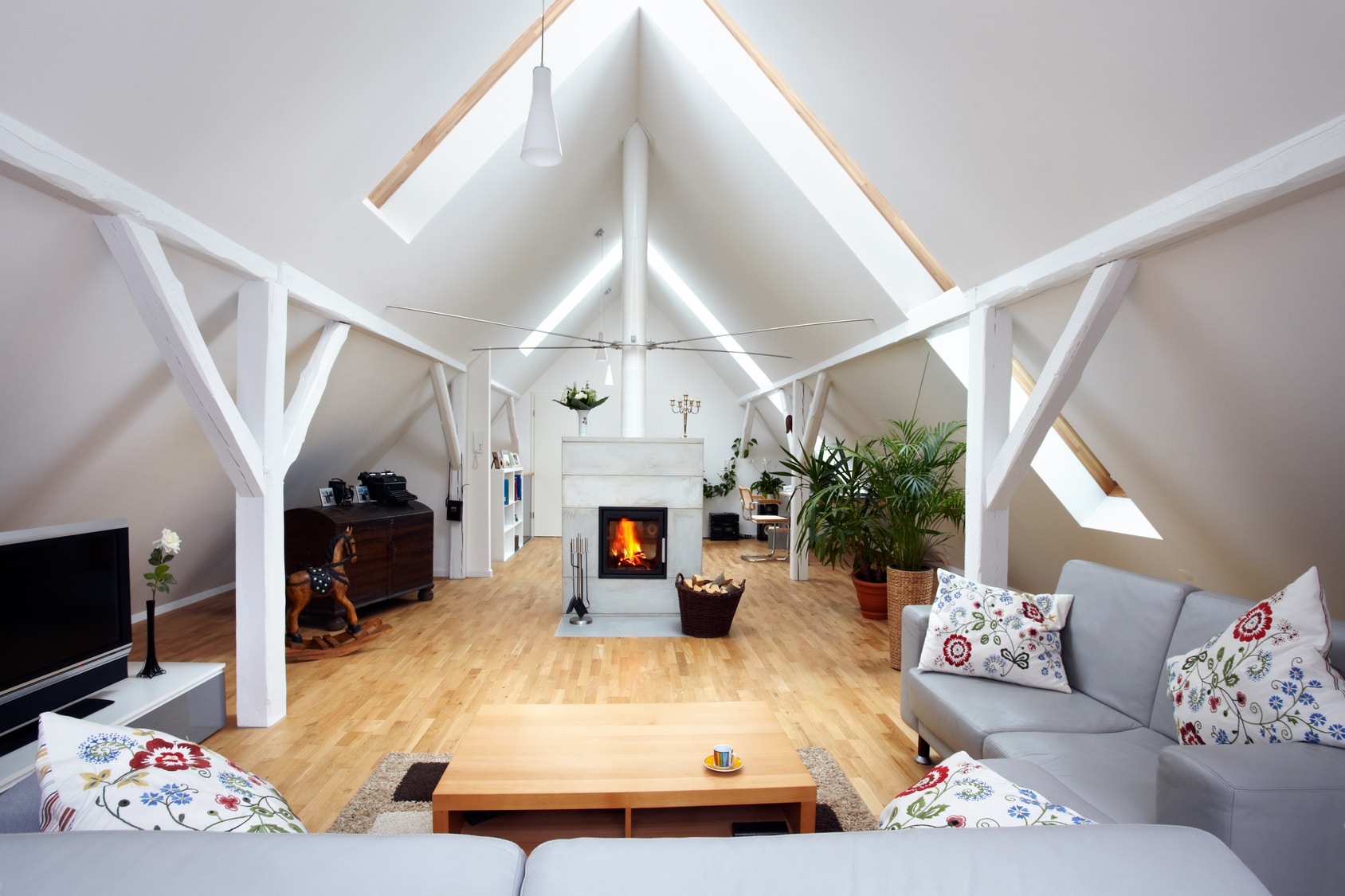 Chambre aménagée sous-pente avec dressing mouluré