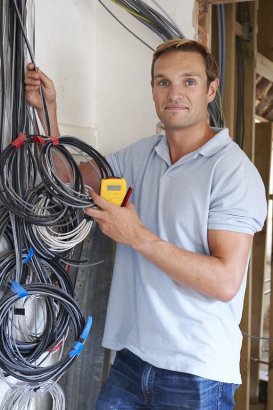 Électricien illiCO travaux posant des cables électriques