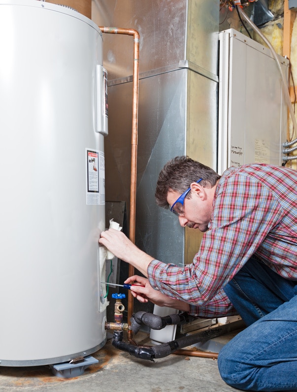 Plombier installant un chauffe-eau thermodynamique.