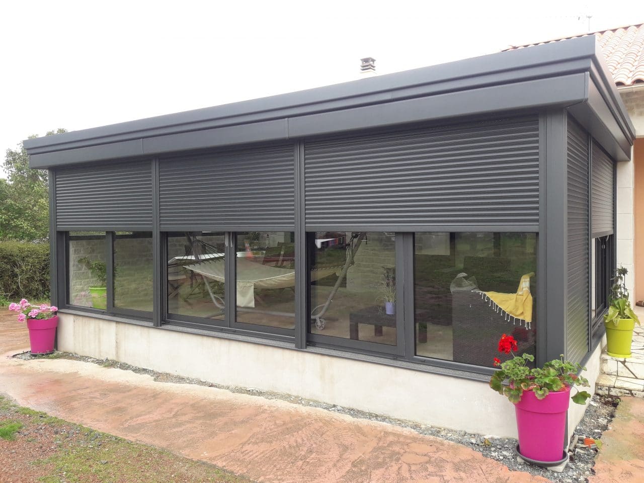 extension de maison avec une veranda moderne à Aiffres