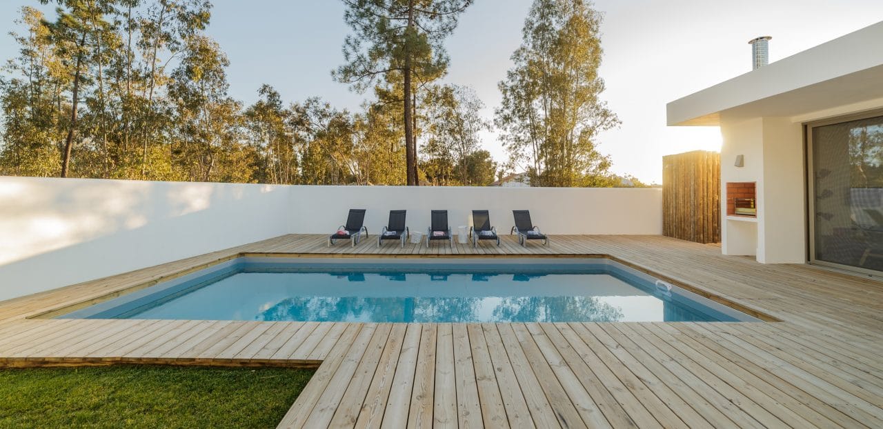 construction d'une piscine avec grande terrasse en bois
