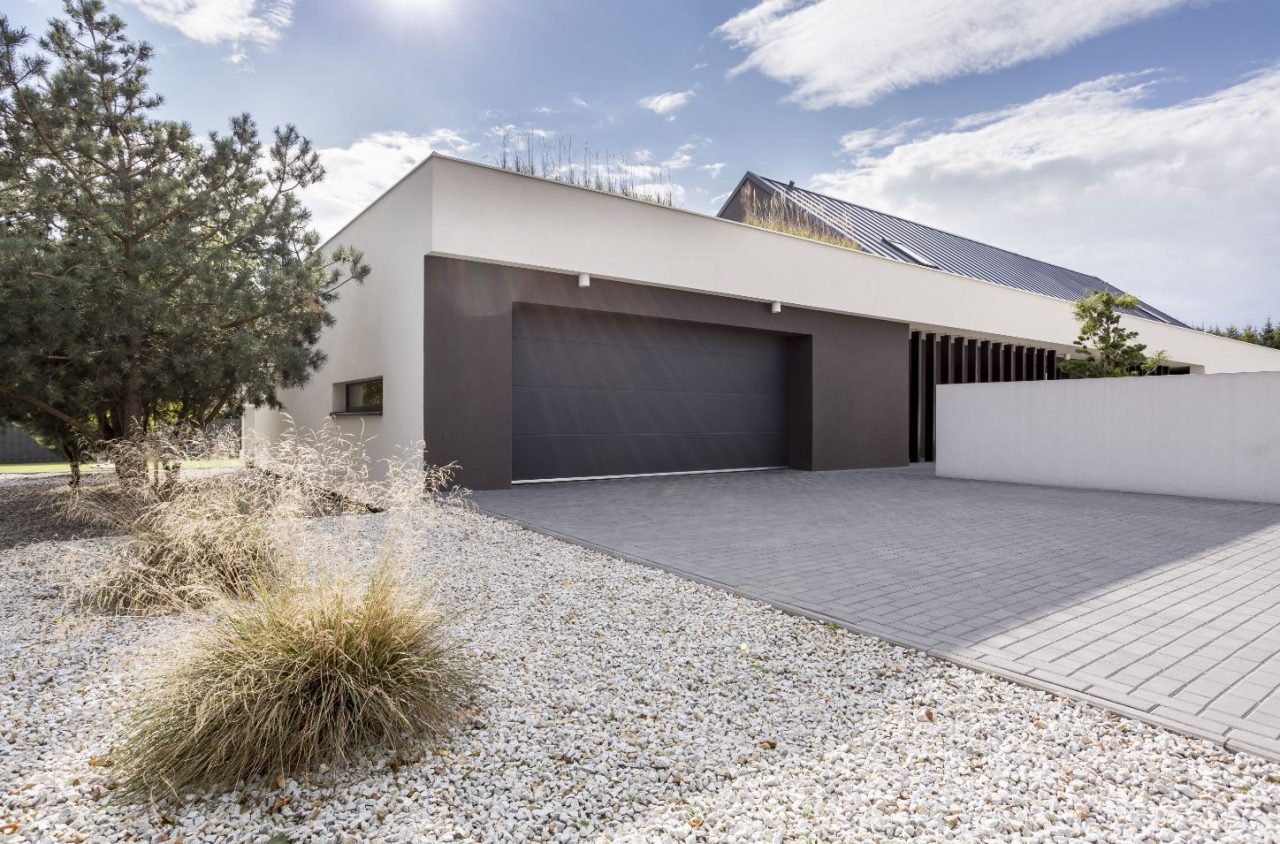 Comment isoler la porte d'un garage en bois ?