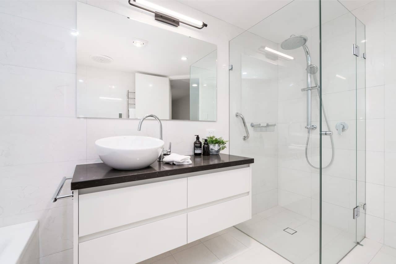 salle de bain moderne blanche avec douche à l'italienne