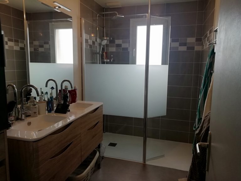 Avant/Après d’une rénovation de salle de bain à Saint-Germain-en-Coglès (35)