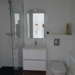 rénovation appartement salle d'eau meuble vasque suspendu douche paroi verre miroir WC La Grande Motte