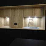 rénovation cuisine aménagée évier plan de travail bois prise électrique éclairage LED La Grande-Motte