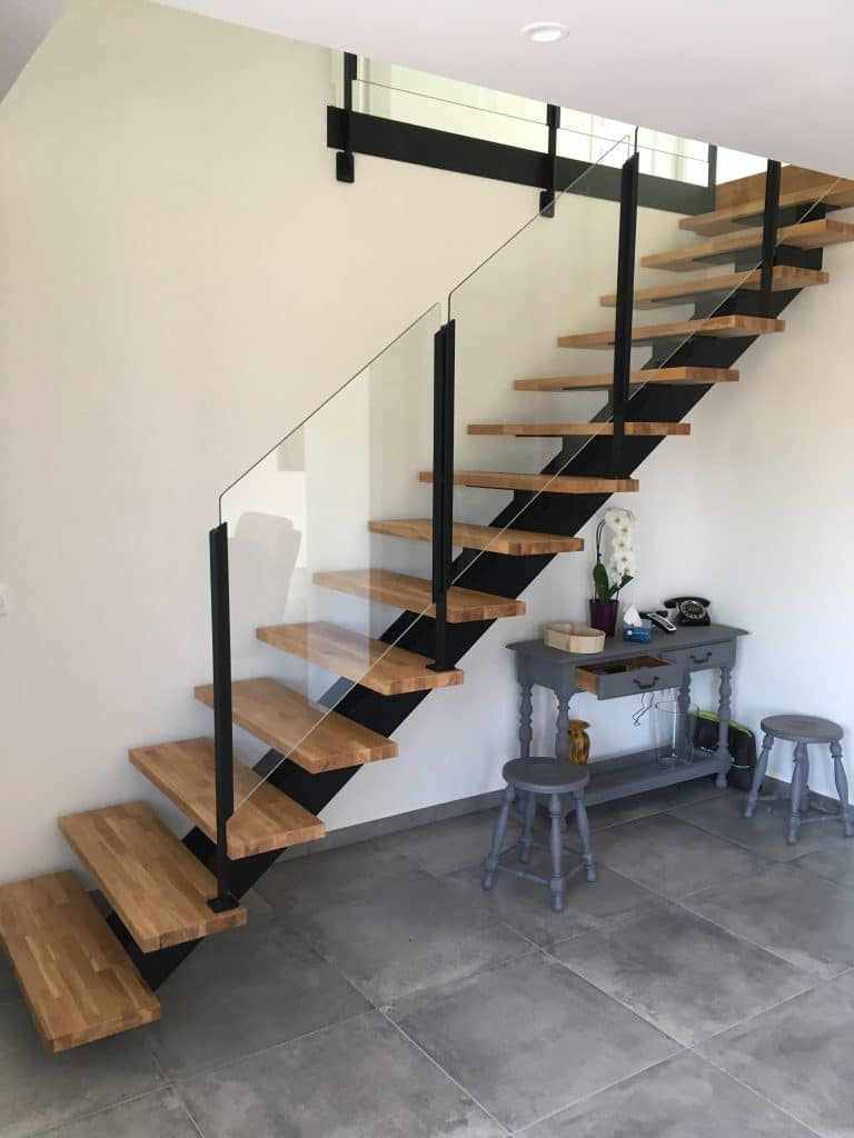 Rénovation d'un escalier bois et blanc à Poissy (78) : peinture, pose des  nouvelles marches et des contremarches, illumination de l'escalier - La  Maison Des Travaux