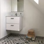 rénovation intérieure maison salle de bain meuble vasque miroir carrelage faïence mosaïque Arzal
