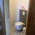 rénovation salle de bain WC suspendu carrelage géométrique revêtement peinture Saint-Maurice-De-Beynost
