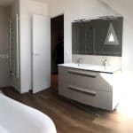 rénovation salle de bain baignoire meuble double vasque miroir sèche-serviettes sol pvc imitation parquet peinture Chanteloup-en-Brie