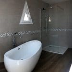 rénovation salle de bain sol pvc imitation parquet baignoire douche à l'italienne Chanteloup-en-Brie