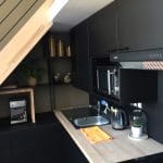 rénovation studio cuisine ouverte évier plaque de cuisson placard escalier bois Le Croisic