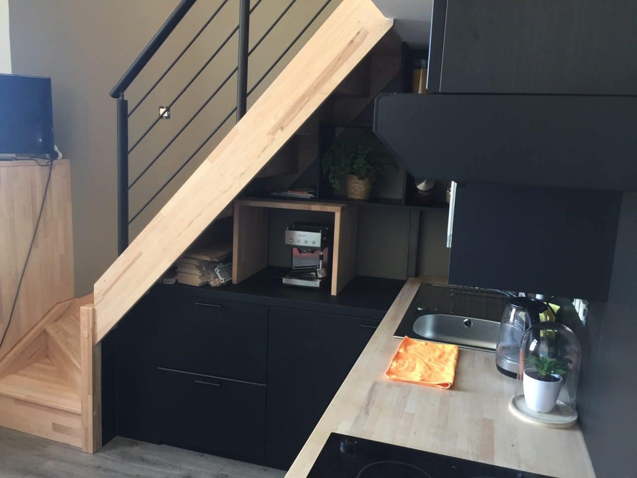 rénovation studio cuisine ouverte évier rangement escalier bois Le Croisic