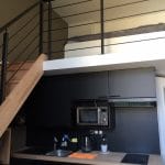 rénovation studio cuisine ouverte évier plaque de cuisson placard escalier bois mezzanine Le Croisic