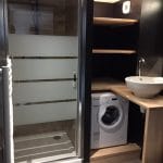 rénovation studio salle d'eau douche porte en verre radiateur sèche-serviettes vasque céramique Le Croisic