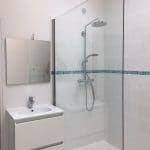 création salle d'eau douche paroi en verre meuble vasque miroir carrelage faïence Saint-Brevin-les-Pins
