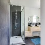 rénovation maison salle d'eau douche paroi en verre carrelage meuble vasque bois Chazay d'Azergues