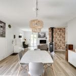 rénovation maison agencement salle à manger carrelage effet parquet pierres de parement intérieur La Sauve
