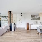 rénovation maison agencement salon salle à manger poêle à bois peinture pierres de parement La Sauve