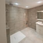 rénovation salle de bain douche à l'italienne paroi en verre faïence carrelage gris spot Cannes