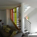 aménagement de combles : escalier avec parois colorées
