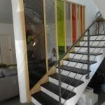 aménagement de combles : escalier avec parois colorées