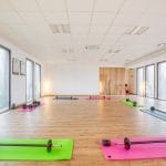 aménagement salle de pilates parquet bois chêne massif baie-vitrée peinture mur Riantec