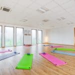 aménagement salle de pilates parquet bois chêne massif baie-vitrée mur blanc cloison séparation ajourée Riantec