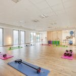 aménagement salle de pilates faux plafond spots encastrés baie vitrée Riantec