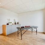 aménagement salle de pilates espace relaxation parquet bois chêne massif peinture Riantec