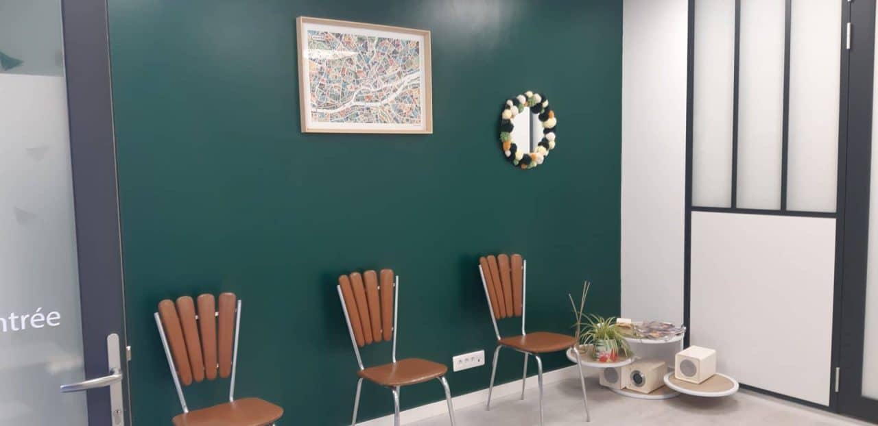 rénovation cabinet médical salle d'attente peinture vert-bleu verrière opaque Nantes Sud