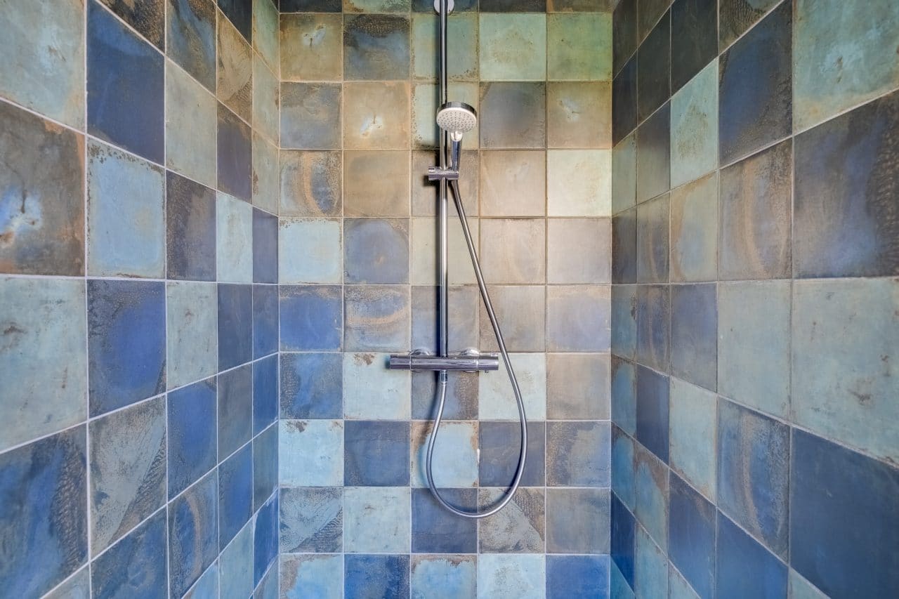 rénovation maison douche faïence effet métallisé rouillé Bron