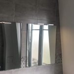 rénovation salle de bain - pose de miroirs avec lumière