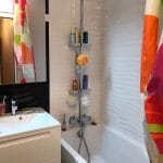 rénovation salle de bain meuble vasque miroir éclairé baignoire faïence relief vague Orsay