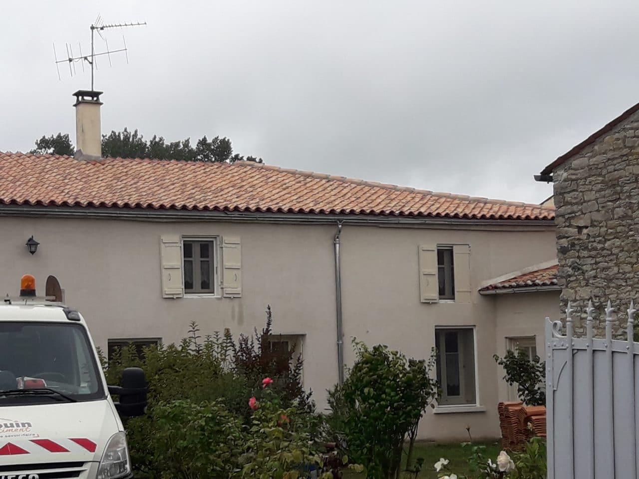 rénovation toiture toit maison gouttière zinc Saint-Hilaire-la-Palud