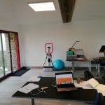 Aménagement de combles et création d’un bureau à Fougères : bureau après travaux avec baie vitrée