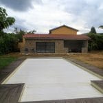 construction d'un pool house et d'un préau : vue sur piscine