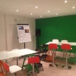 Création d’un espace de co-working à Courbevoie : espace de travail avec paperboard