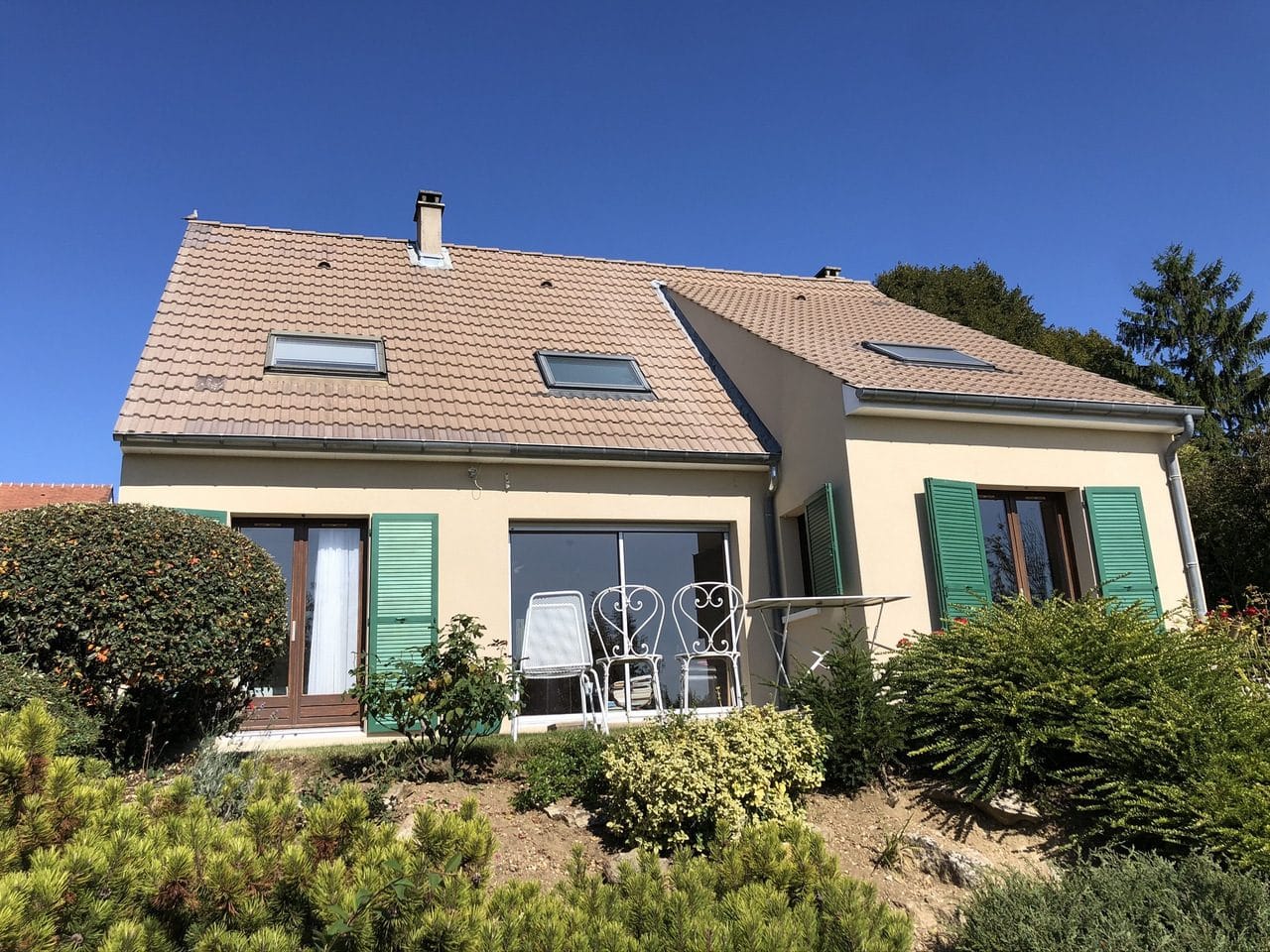 Ravalement de façade à Thorigny-sur-Marne : vue générale de la maison côté jardin