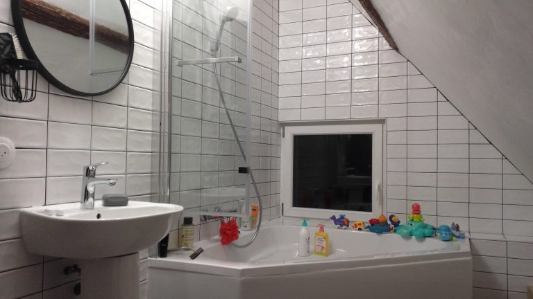 Rénovation de salle de bain avec baignoire d’angle à Courdemanche (27)