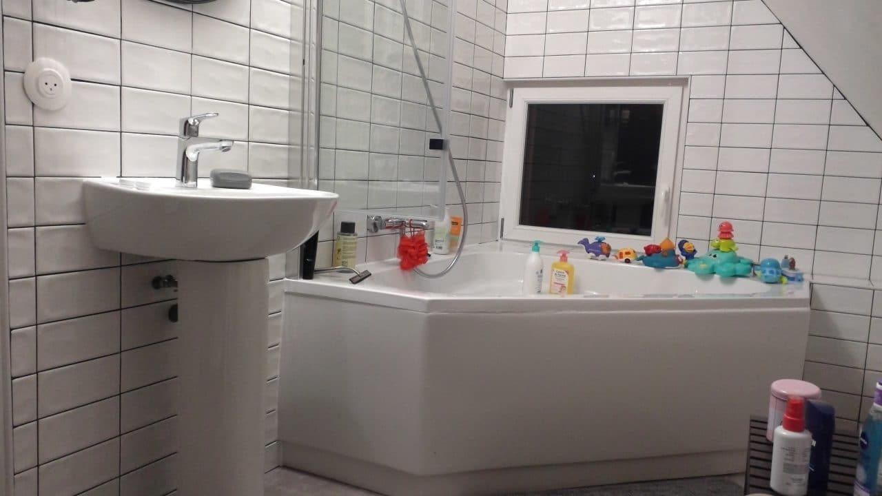 Rénovation de salle de bain avec baignoire d’angle à Courdemanche (27)