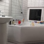 rénovation salle de bain baignoire d'angle faïence lavabo Courdemanche