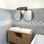 Rénovation d’une salle de bain à Montesson (78) miroir et double vasque près de la baignoire