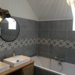 Rénovation d’une salle de bain à Montesson (78) : plan large sur la baignoire