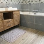 Rénovation d’une salle de bain à Montesson (78) : sol en parquet imitation bois