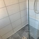rénovation salle de bain douche paroi en verre petits carreaux mosaïque Saint-Etienne