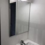 création salle de bain à Lille : zoom sur le miroir et la vasque