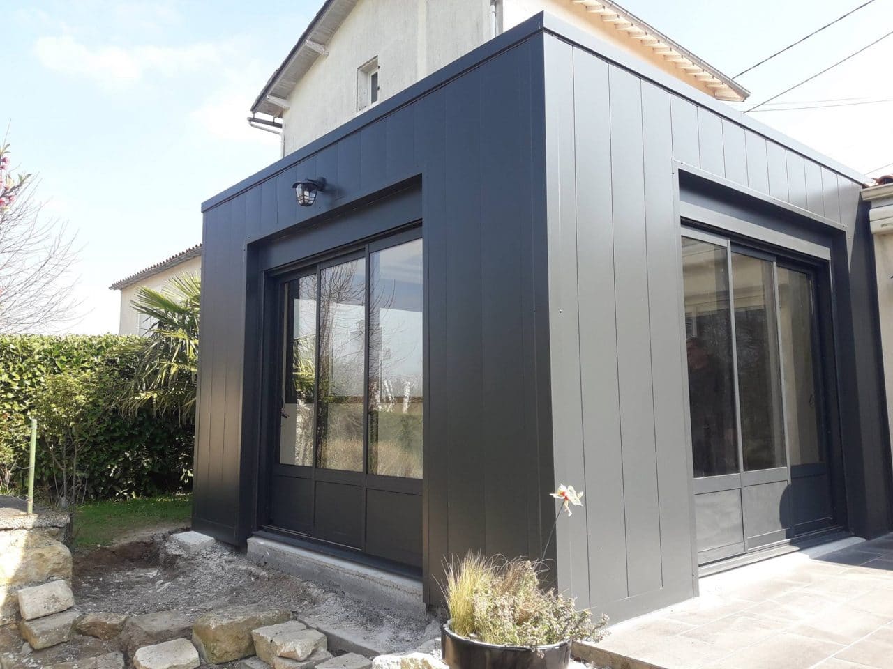 extension maison toit plat bardage acier menuiserie aluminium Niort